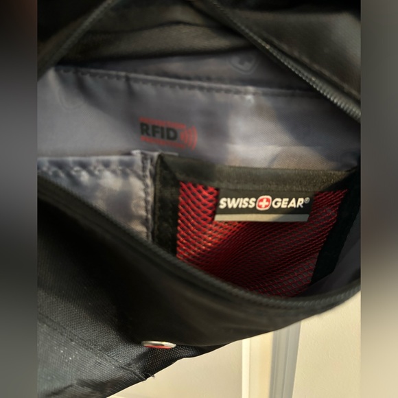 Swissgear Mini Sling Bag - Black - New without tags - Picture 4 of 7